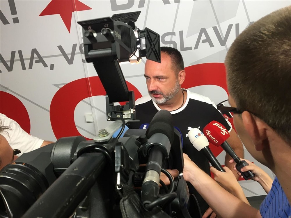 HLV Jindrich Trpisovsky và các học trò ở Slavia Praha bị đánh giá thấp hơn so với các đội bóng còn lại ở bảng F. Ảnh: UEFA