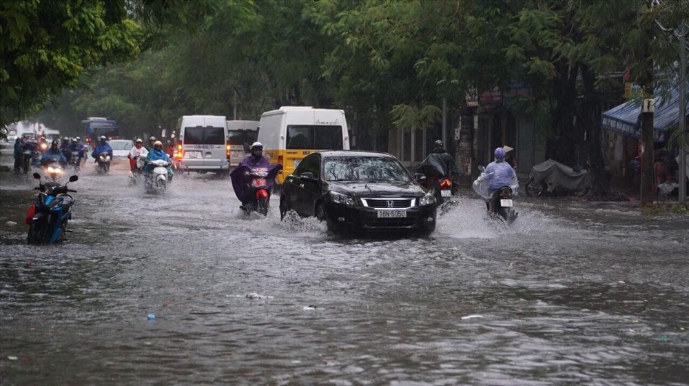 Nhiều tuyến phố bị ngập cục bộ