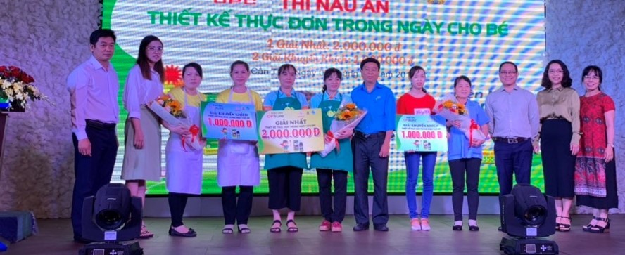 Ông HUỳnh Minh Truyền - Phó Chủ tịch LĐLĐ TP Cần Thơ trao giải và chúc mừng cho các đơn vị tham gia hội thi. Ảnh: Thành Nhân