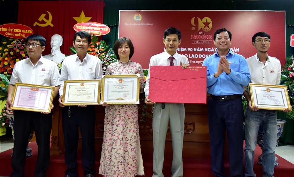 Đại diện lãnh đạo UBND các địa phương ĐBSCL tặng Bằng khen và quà lưu niệm cho tập thể Báo Lao Động. Ảnh: Giang Thanh