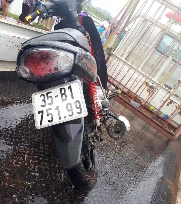 Chiếc xe máy được phát hiện cùng với thi thể nạn nhân. Ảnh: NT