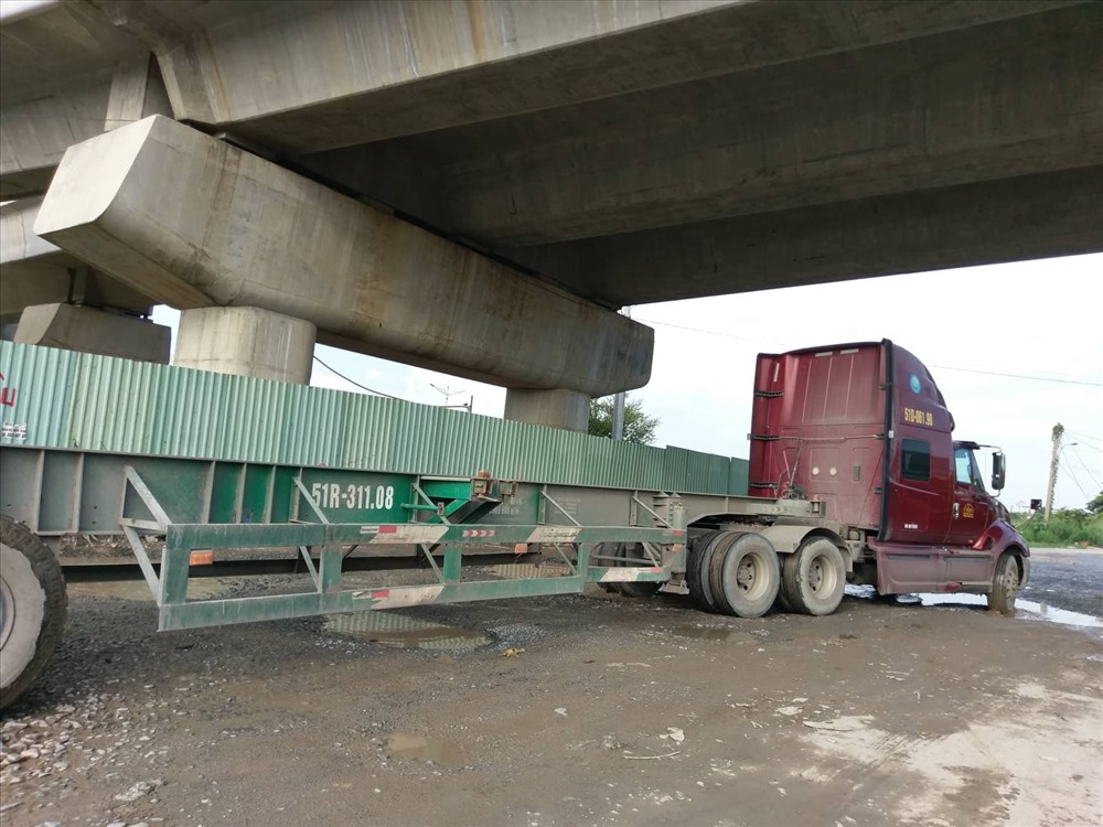 Các tuyến đường xung quanh BXMĐ mới chật hẹp, hư hỏng nhưng lại đang “gánh” lượng xe tải, container qua lại lớn. Ảnh: M.Q