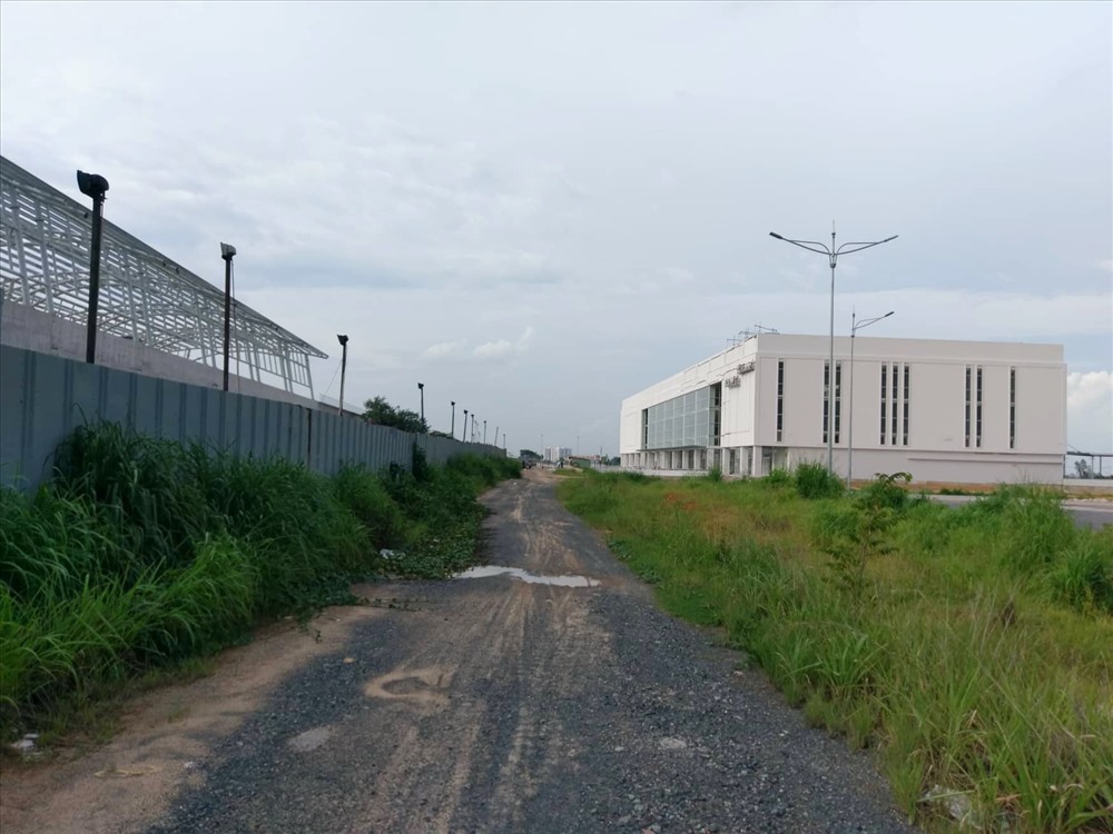 Đường dẫn vào bến xe Miền Đông mới (quận 9, TPHCM) vẫn là con đường đất đầy chật hẹp. Ảnh: M.Q