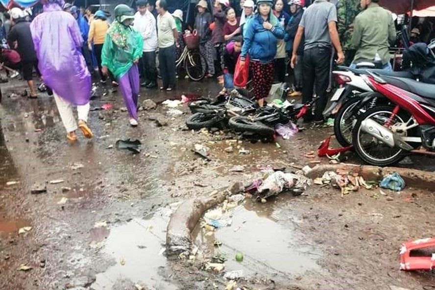 Vụ tai nạn diễn ra khi xe khách lao vào chỗ các tiểu thương đang buôn bán. Ảnh người dân cung cấp.