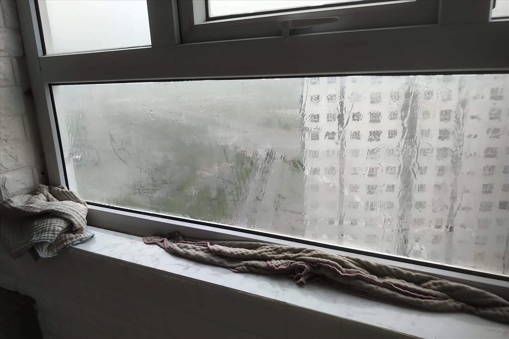 Tại nhiều diễn đàn chung cư, người dân cũng phản ánh tình trạng nước mưa thấm qua cửa sổ chảy vào căn hộ do trận mưa lớn và kéo dài đêm qua và sáng nay. Nguồn: Vietnamnet