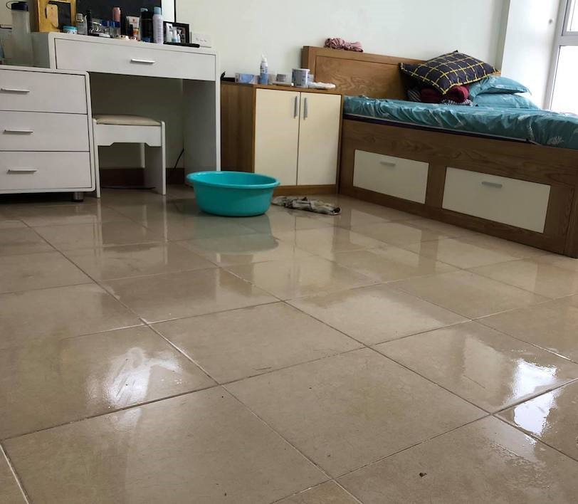 Tại nhiều diễn đàn chung cư, người dân cũng phản ánh tình trạng nước mưa thấm qua cửa sổ chảy vào căn hộ do trận mưa lớn và kéo dài đêm qua và sáng nay. Nguồn: Vietnamnet