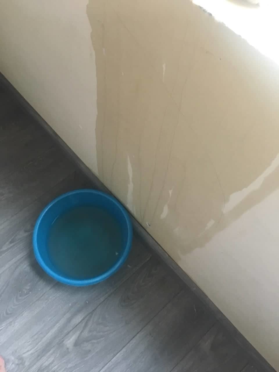 Tại nhiều diễn đàn chung cư, người dân cũng phản ánh tình trạng nước mưa thấm qua cửa sổ chảy vào căn hộ do trận mưa lớn và kéo dài đêm qua và sáng nay. Nguồn: Vietnamnet