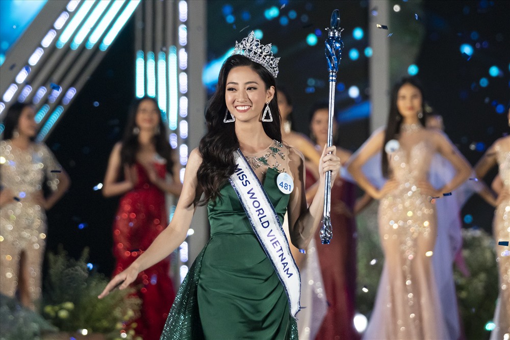 Khoảnh khắc đăng quang của Tân Hoa hậu Miss World Việt Nam 2019 Lương Thuỳ Linh. Cô được bà Phạm Kim Dung - Chủ tịch Miss World Việt Nam 2019 trao vương miện và quyền trượng Hoa hậu. Ảnh: MWVN.