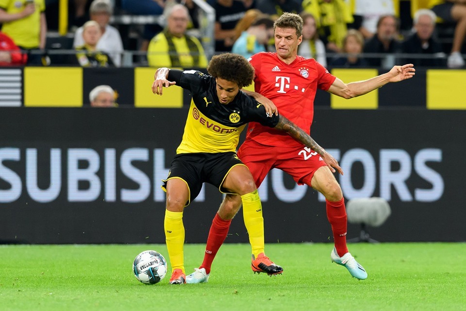 Thomas Muller (phải) và các đồng đội chơi kém ấn tượng hơn trong hiệp 1. Ảnh: UEFA
