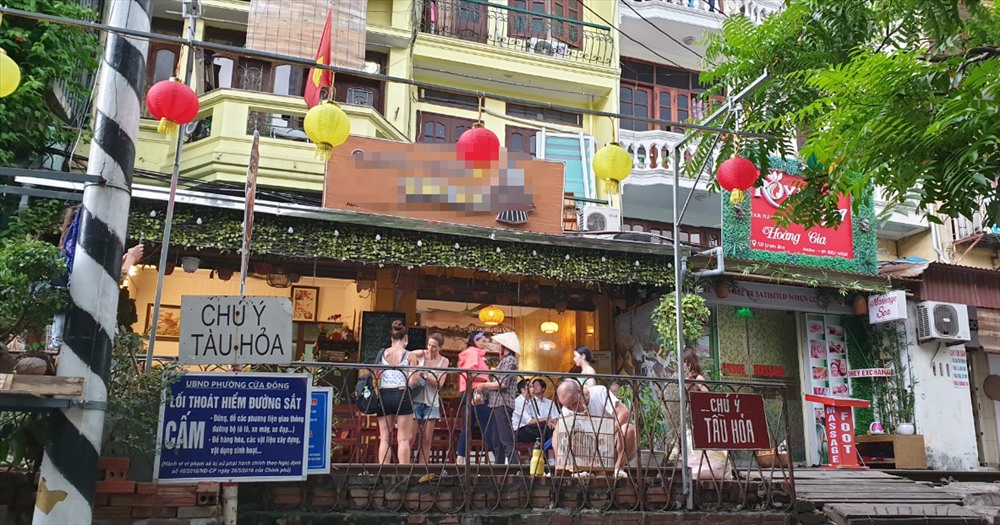Bất chấp việc đoàn tàu hỏa có thể đi qua bất cứ lúc nào, nhiều du khách vẫn vô tư đi dạo, chụp ảnh trên đường ray tàu hỏa.