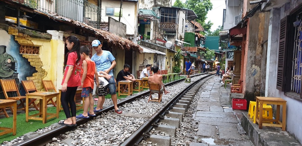 Những quán cà phê này luôn thu hút đông đảo du khách.