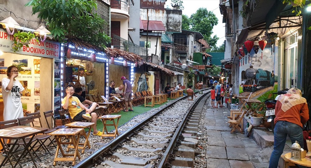 Những quán cà phê này luôn thu hút đông đảo du khách.
