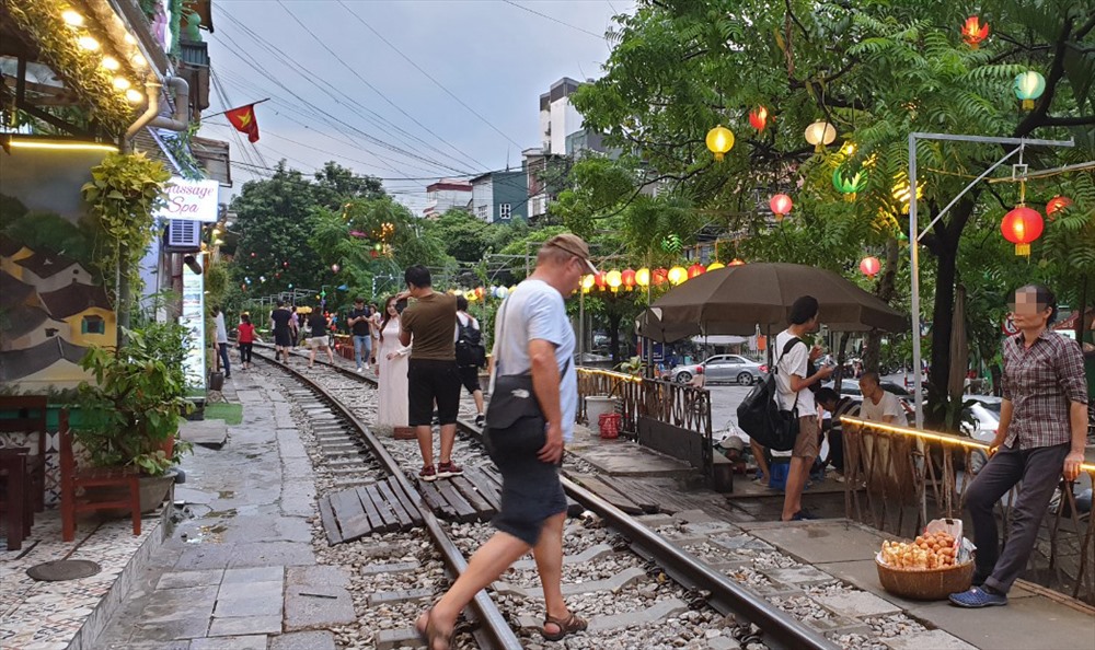Những đoạn đường sắt chạy cắt qua phố Cửa Nam, Điện Biên Phủ, Khâm Thiên biến khu vực này thành điểm thu hút rất nhiều du khách nước ngoài đến tham quan, chụp ảnh, quay video.