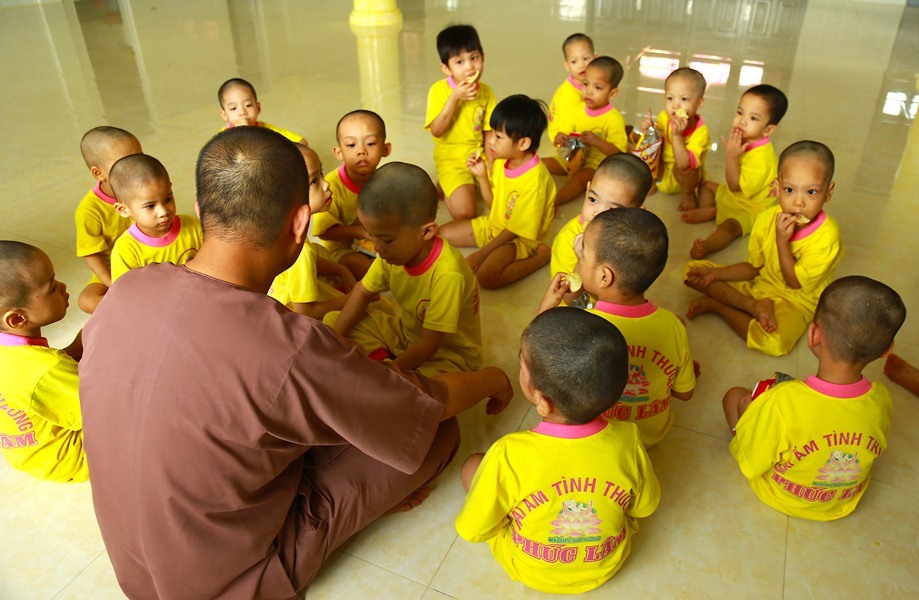 Các cháu đang vui chơi cùng cha Lâm.
