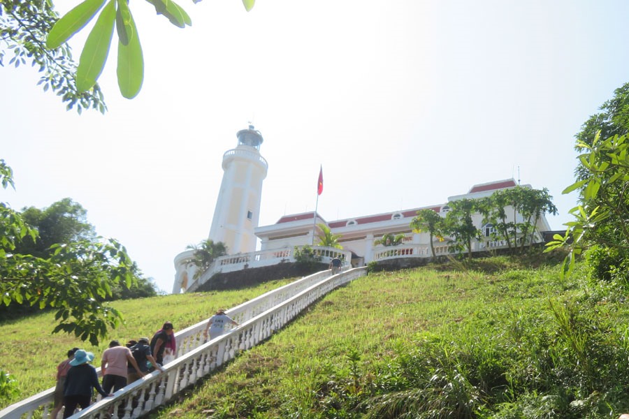Hải đăng Vĩnh Thực - ngọn hải đăng nằm ở vị trí đầu tiên trong tổng số 92 ngọn hải đăng trải dài ven biển, trên các đảo và quần đảo của Tổ Quốc; “đồng thời thực thi các nghĩa vụ và chủ quyền của Tổ Quốc mang lại sự bình yên cho mỗi chuyến tàu ra khơi, cập cảng”.