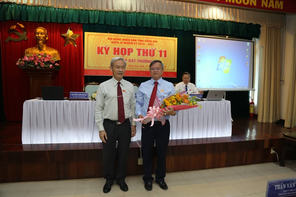 Bí thư tỉnh ủy Đồng Nai Nguyễn Phú Cường trao hoa chúc mừng cho tân chủ tịch Ủy ban nhân dân tỉnh Đồng Nai_Ảnh: CTV