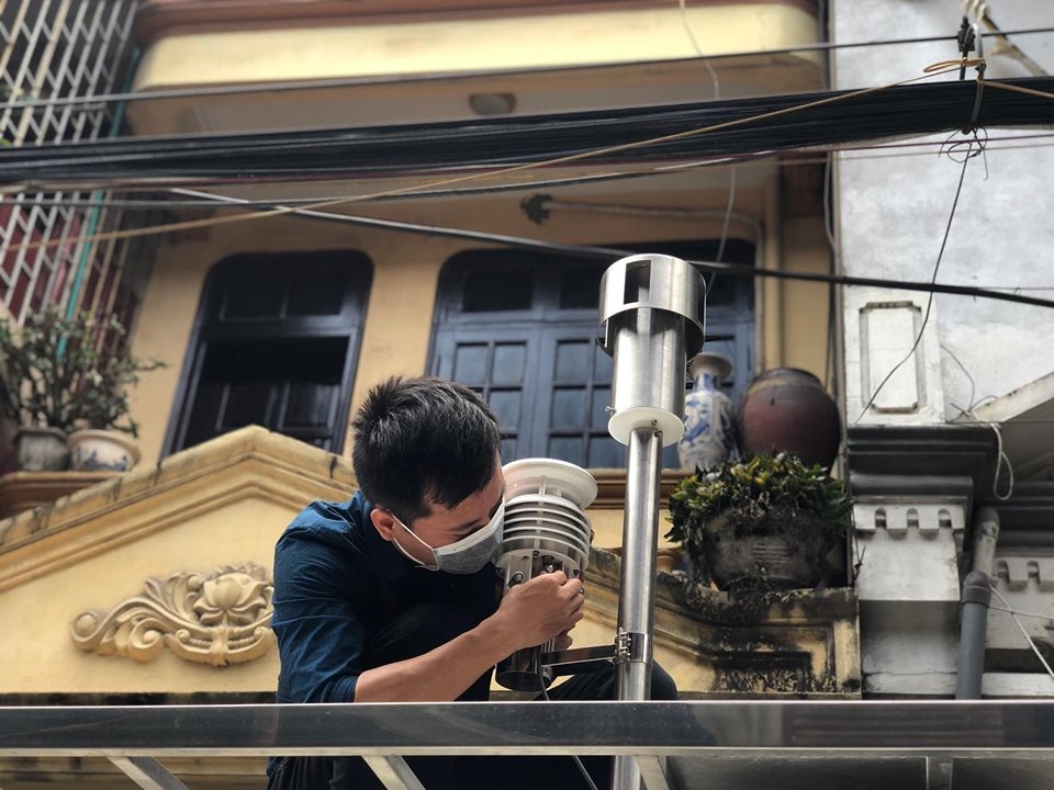 Các kỹ sư đang tiến hành lấy mẫu không khí tại khu vực đám cháy. Ảnh: Ngô Cường