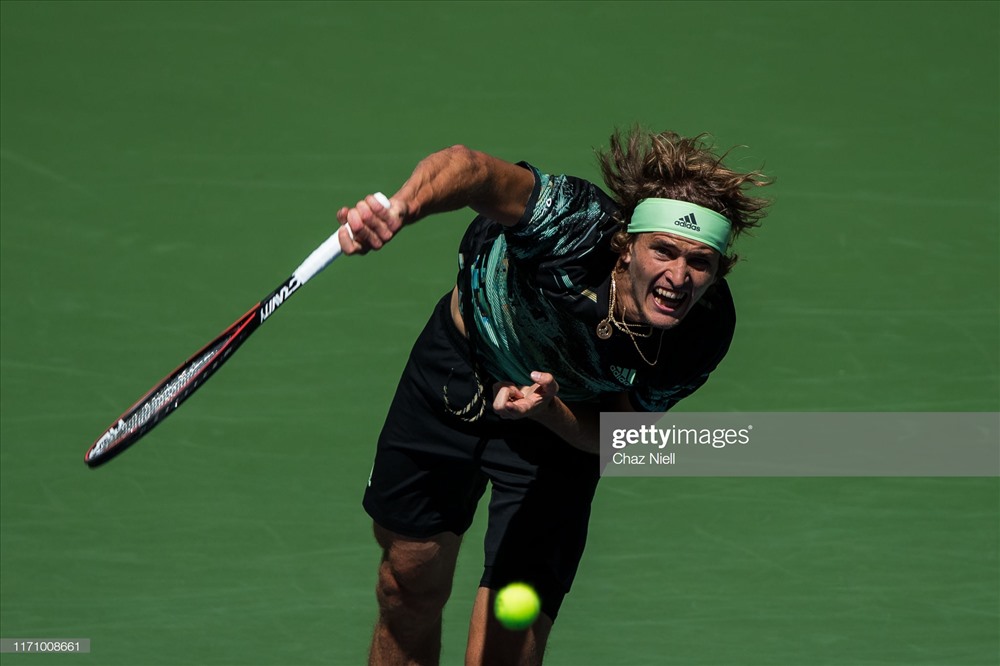 Zverev mất tới 5 set để có vé đi tiếp. Ảnh: Getty.