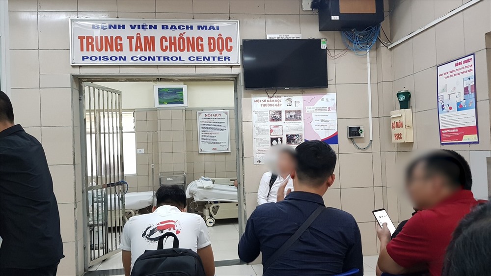 Nhiều phóng viên có biểu hiện khó thở, mệt mỏi sau khi tác nghiệp tại hiện trường vụ cháy công ty Rạng Đông. Ảnh: DT