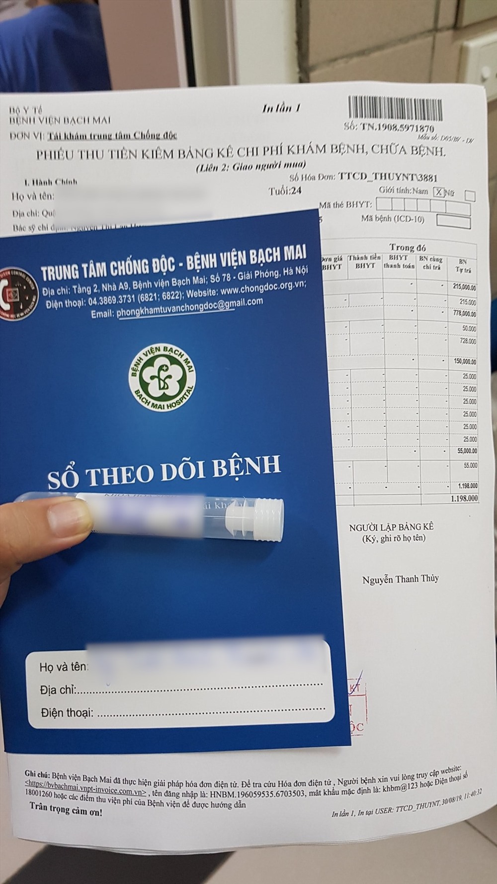 Các phóng viên đến khám đang đợi kết quả xét nghiệm. Ảnh: DT