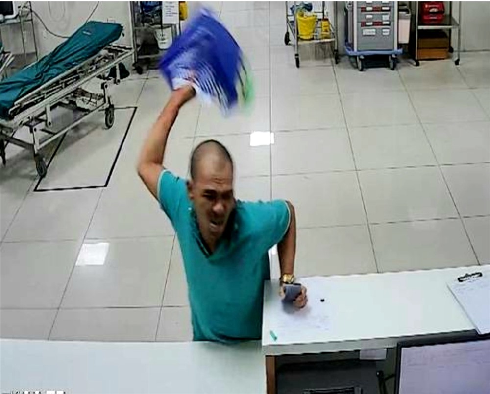 Đối tượng đập phá tài sản, tấn công nhân viên y tế. Ảnh chụp lại từ camera công vụ.