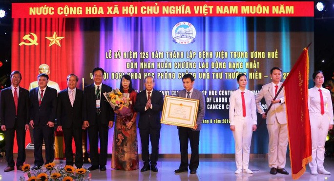 BV TƯ Huế vinh dự được đón nhận Huân chương Độc lập hạng Nhất. Ảnh: PĐ.