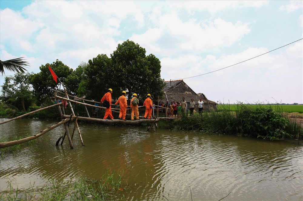 Tác phẩm “Những người thợ áo cam vượt cầu khỉ đưa điện đến với bà con dân tộc Khmer miền Tây Nam Bộ” (Tác giả: Nguyễn Ngọc Tuấn) đạt giải Khuyến Khích