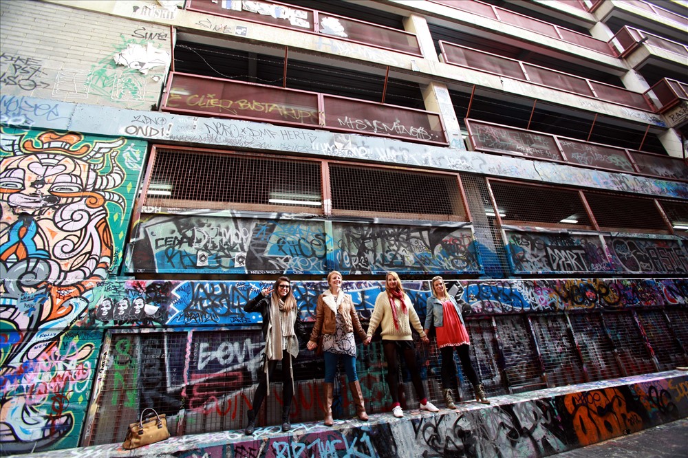 Để có những bức ảnh check in ấn tượng, các bạn trẻ Úc không bỏ lỡ cơ hội sử dụng background từ những mảng tường vẽ graffiti táo bạo, đầy màu sắc và ngẫu hứng dọc các con hẻm ở phố Degrave.