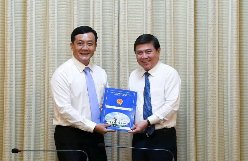 Ông Hà Phước Thắng nhận quyết định bổ nhiệm. Ảnh: PHƯƠNG THÙY