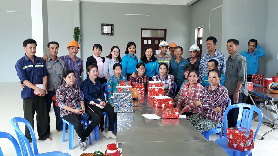 Đại diện phụ huynh nhận quà cho con