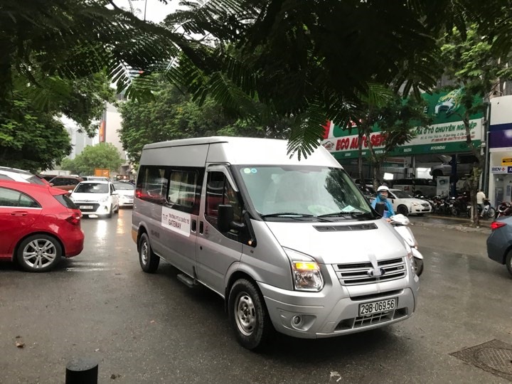 Công an quận Cầu Giấy đang tiến hành thực nghiệm hiện trường vụ bé trai 6 tuổi tử vong, nghi bị bỏ quên trên ôtô đưa đón của trường Gateway dẫn đến ngạt khí.