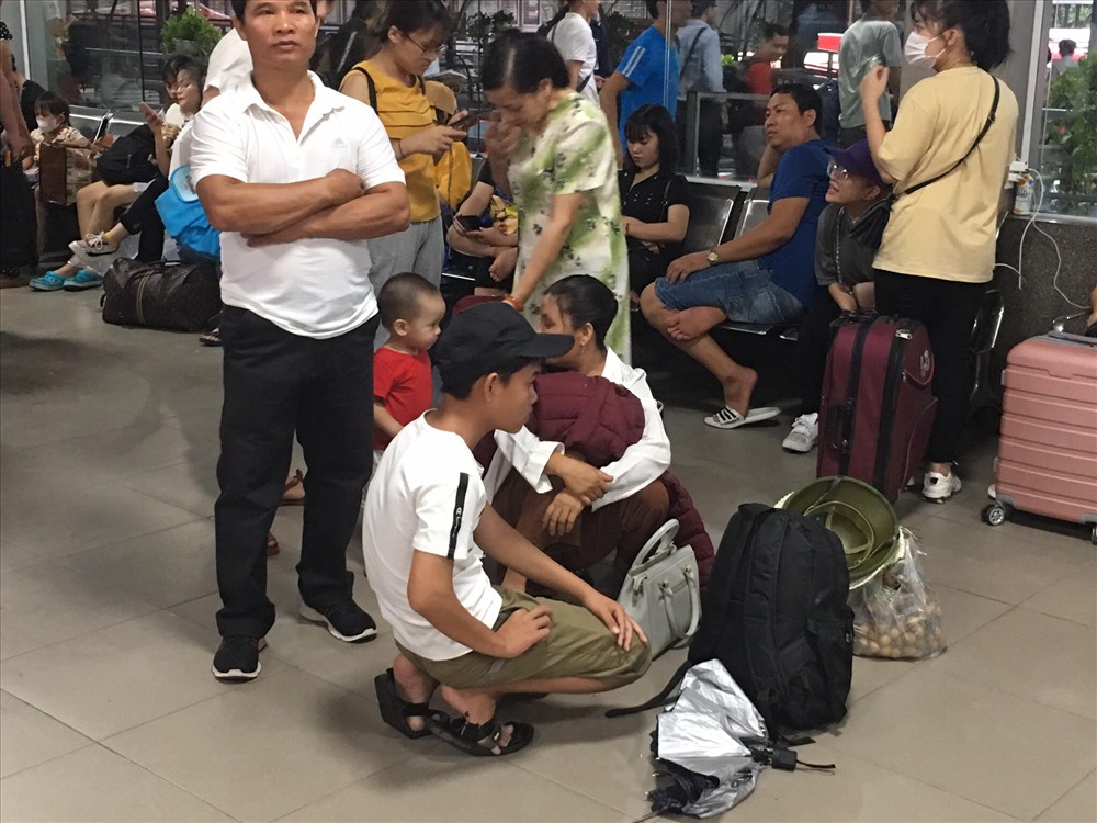Chị Hà Vy (Hà Tĩnh) chia sẻ: Năm nay cả kỳ nghỉ lễ mưa gió nên về quê vất vả quá. Quê ở xa thỉnh thoảng tôi mới về nên tôi mang theo nhiều đồ đạc, vận chuyển khó khăn. Nhà tôi ở vùng núi nên đường về nhà còn phải qua hai chuyến xe chứ không có tuyến về thẳng, về đến nhà cũng mất 9 tiếng mà không biết có bị nhồi nhét hay không. Quê thì nhớ mà cứ nghĩ cảnh xe cộ ngày lễ là tôi sợ. Mấy ngày lễ khách cần xe chứ xe đâu cần khách, tôi gọi xe nào cũng hết vé!