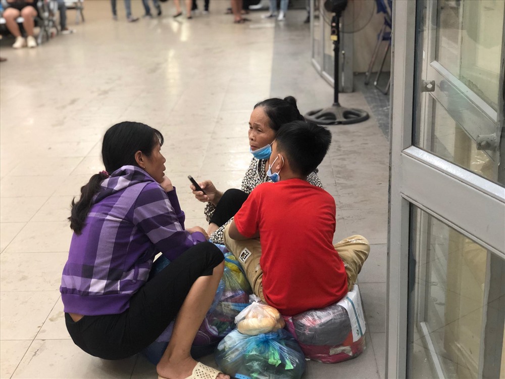Cô N.T.L chia sẻ: “Cứ nghĩ ra bến có xe nhưng chờ mãi vẫn chưa có. Ngày lễ tết đông quá, không đặt vé trước nên chưa có xe để về. Cháu tôi còn đang ốm vừa ở viện ra mà phải chờ như thế này. Nếu ko có xe chắc tôi phải bắt taxi để về”
