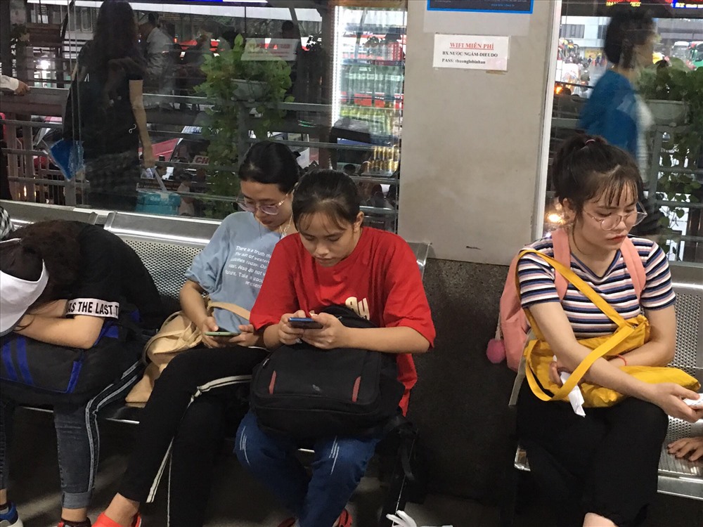 Em Diệu Hồng sinh viên Đại học Y Hà Nội, Hà Tĩnh dù đi quãng đường 8 tiếng giữa mưa to gió bão đã phải chờ xe 3 tiếng nhưng e không hề mệt vì được về nhà. Em phải đătj vé trước cả tuần vì lo khan vé, hi vọng không bị nhồi nhét. Ảnh: Thảo Anh.