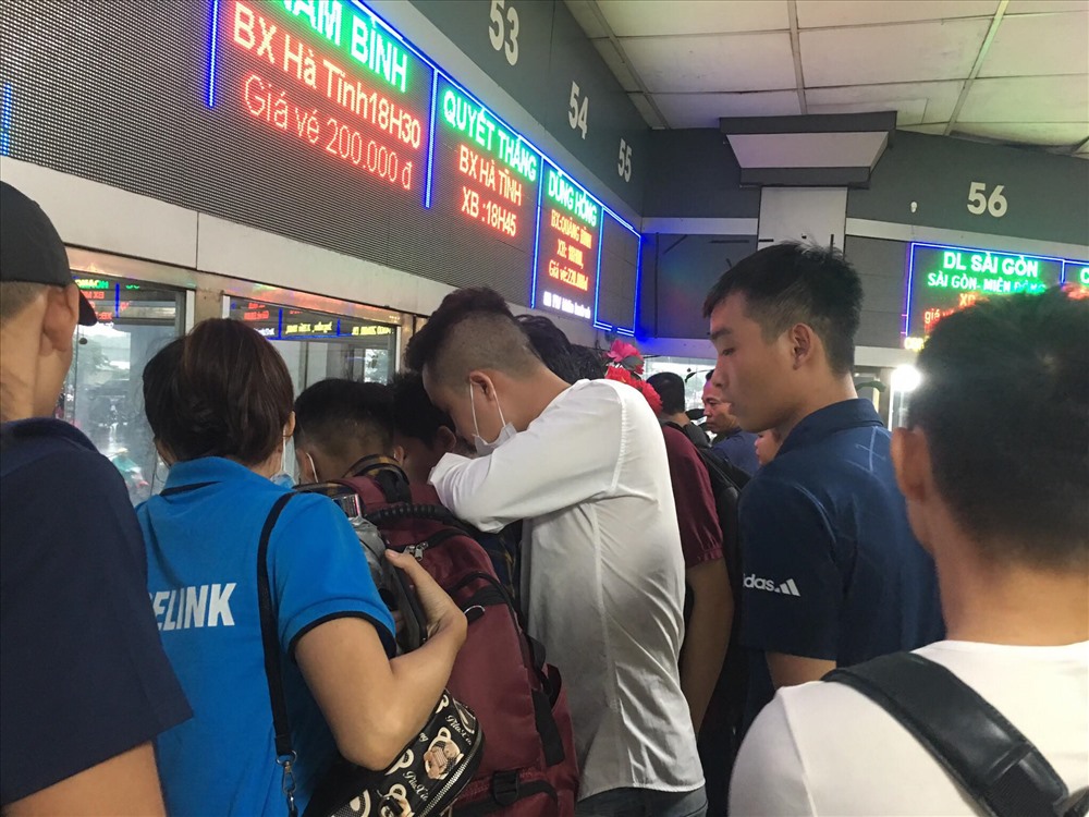 Thời tiết mưa gió khiến việc di chuyển khó khăn, vất vả hơn khi người dân tay xách nách mang hành lý về quê. Hầu hết nhà xe đều tăng giá vé phổ biến từ 30.000 -50.000/vé. Ảnh: Thảo Anh