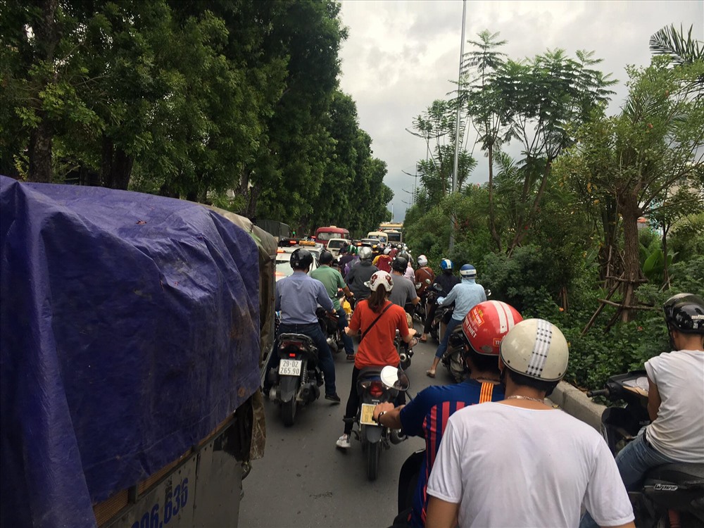 Lượng người đổ xô về bến xe Giáp Bát và bến xe Nước Ngầm tăng đột biến đã khiến đường giao thông bị tắc nghẽn từ đoạn trước cổng bến xe Giáp Bát đến cổng bến xe Nước Ngầm. Ảnh: Thảo Anh