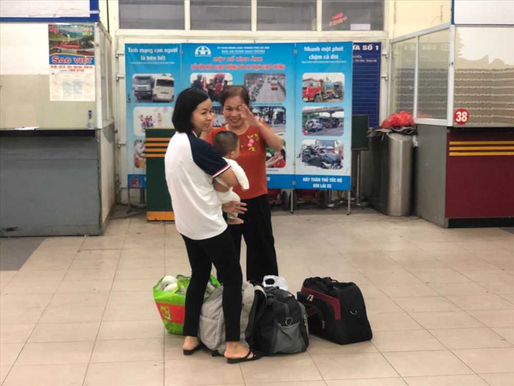 Các gia đình bồng theo con nhỏ về quê đang rất vất vả. Ảnh: Thuỳ Linh