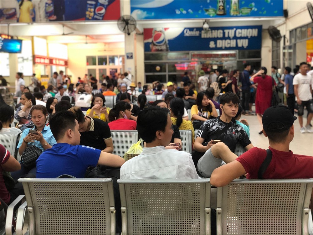 Ghi nhận tại bến xe Mỹ Đình, lượng người đổ về càng ngày càng đông. Ảnh: Thuỳ Linh