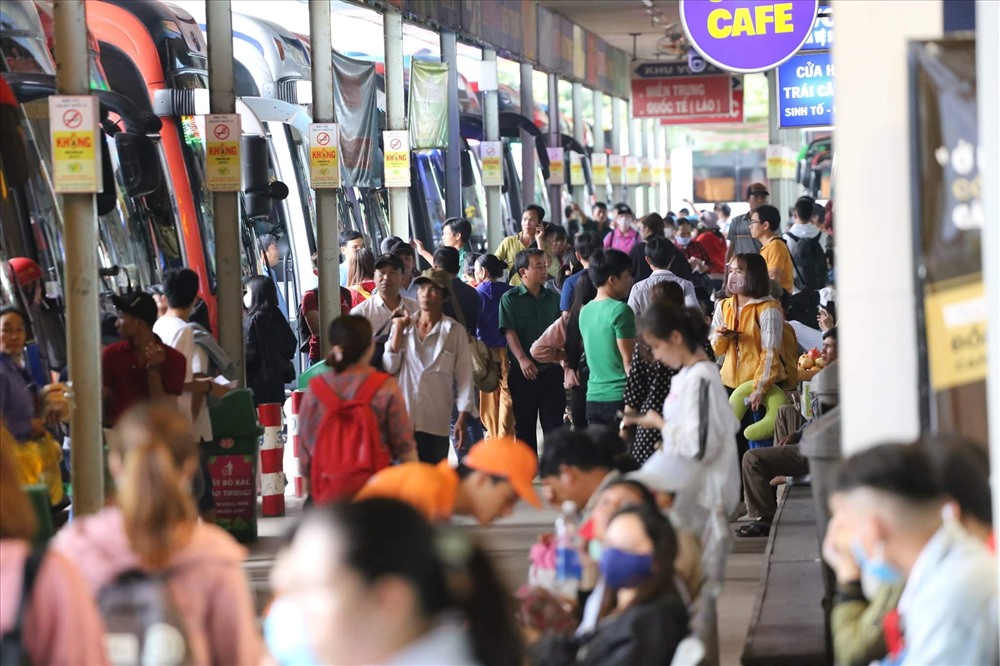 Hành khách ra xe chờ lên xe về quê nghỉ lễ