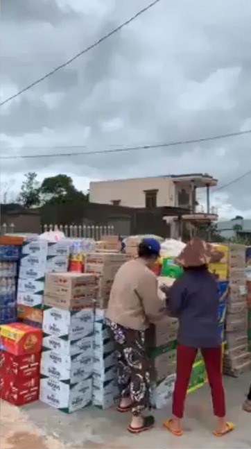 Hàng hóa được chuyển vào vỉa hè xếp rất ngăn nắp. Ảnh cắt từ clip bạn đọc