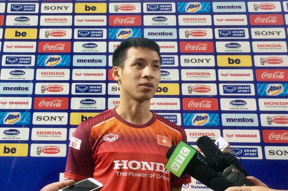Đỗ Hùng Dũng trả lời báo chí trước buổi tập. Ảnh: VFF