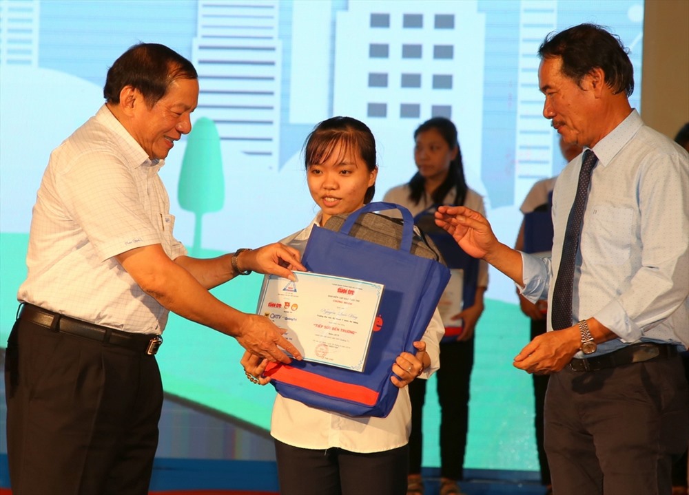 Lãnh đạo tỉnh Quảng Trị và ban tổ chức chương trình trao học bổng cho tân sinh viên. Ảnh: Hưng Thơ.