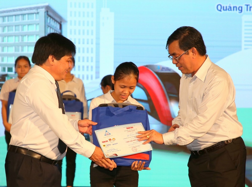 Lãnh đạo tỉnh Quảng Trị và ban tổ chức chương trình trao học bổng cho tân sinh viên. Ảnh: Hưng Thơ.