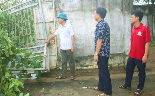 Lãnh đạo huyện Anh Sơn (Nghệ An) kiểm tra tình hình thiệt hại do bão số 4. Ảnh: Thái Hiền