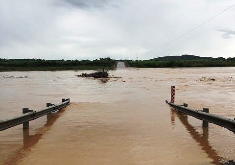 Cầu tràn Hiếu xã Nghĩa Hưng, huyện Nghĩa Đàn ngập sâu. Ảnh: Văn Trường