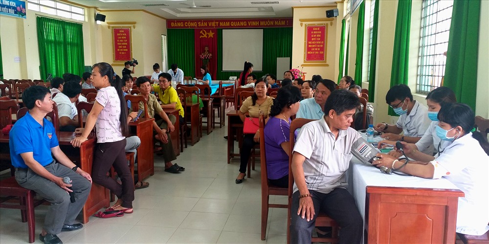 Khám bệnh cho CNLĐ. Ảnh: LT