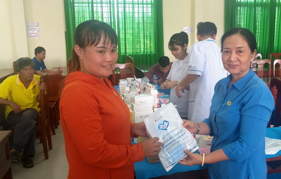 Cấp thuốc miễn phí. Ảnh: LT