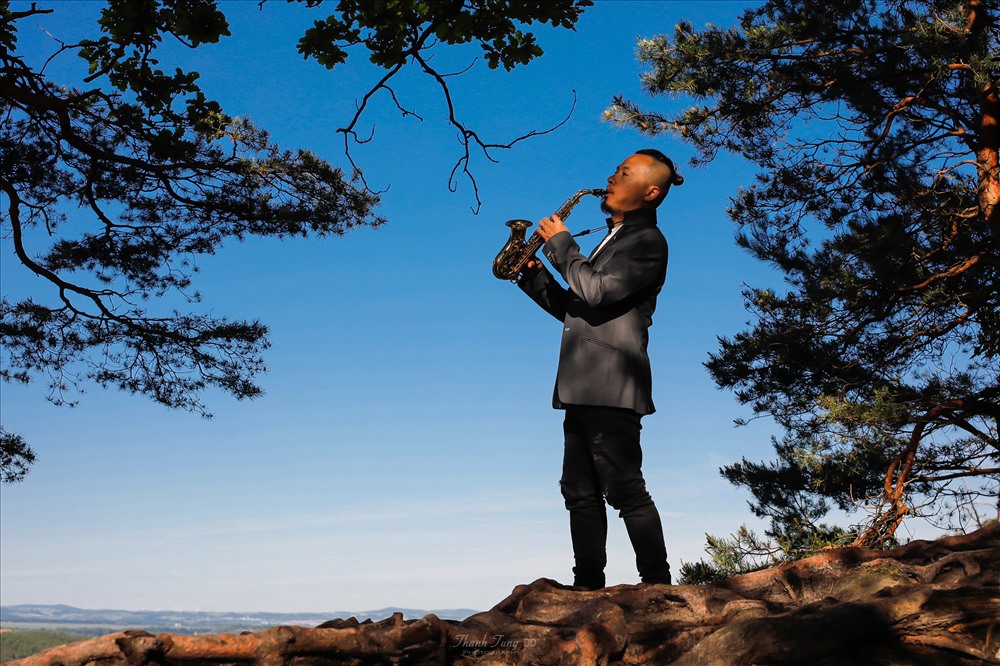 Nghệ sĩ Saxophone Lê Duy Mạnh giới thiệu nhiều điểm đến Việt Nam và thế giới trong “Hello Việt Nam“. Ảnh: NVCC.