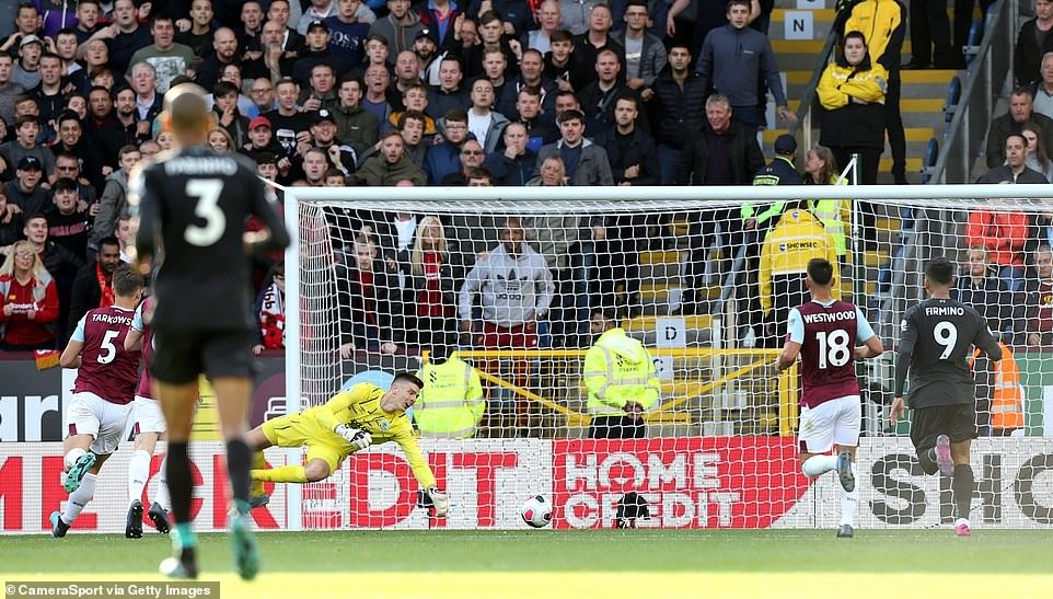 Nick Pope (áo vàng) hoàn toàn bị đánh bại với cú sút của Sadio Mane trong bàn thua thứ hai. Ảnh: Getty Images.