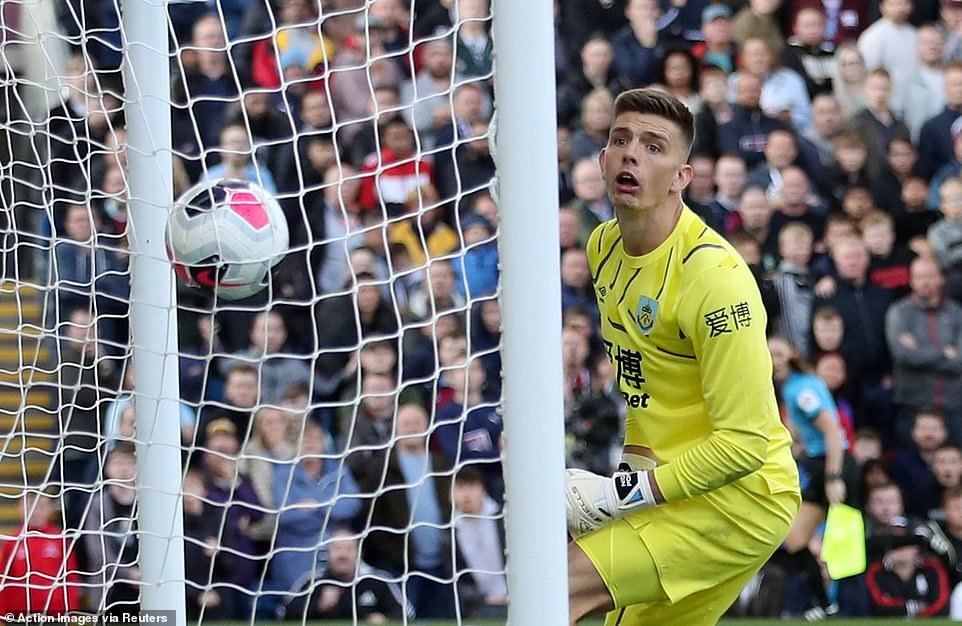 Nick Pope bất lực khi bóng bất ngờ đổi hướng sau quả tạt của Alexander-Arnold. Ảnh: Reuters.